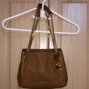Jet Set Medium Leather Shoulder Bag